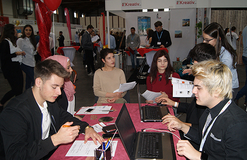 Schülerinnen und Schüler bei der Übungsfirmenmesse in Sinsheim