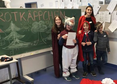 Schülerinnen und Schüler als Märchenfiguren verkleidet