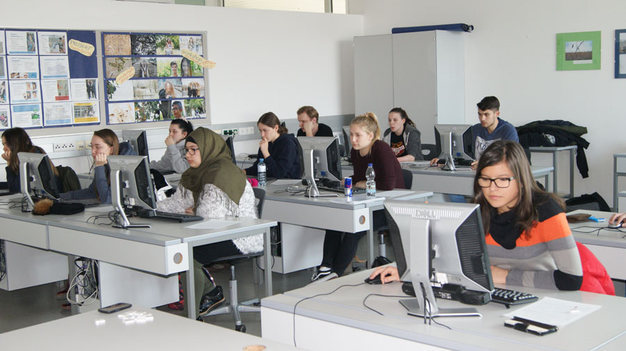 Schülerinnen und Schüler bei der SAP Zertifizierung in der HAK Neusiedl am See