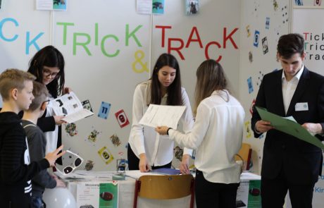 Uebungsfirmamesse_Messestand_Trick_Track