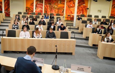 TeilnehmerInnen Jugendparlament im Großen Redoutensaal