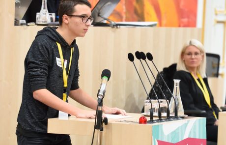 TeilnehmerInnen Jugendparlament im Großen Redoutensaal