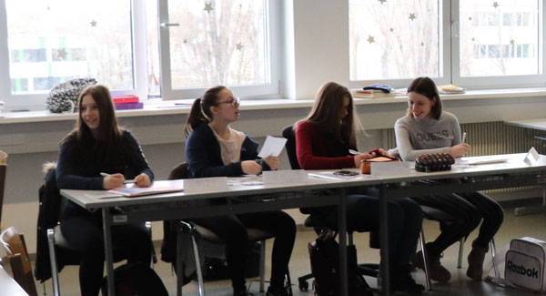 Schülerinnen bei english in action