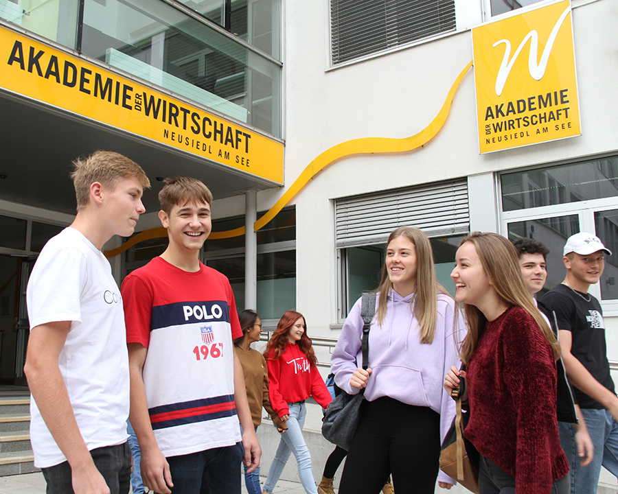 Schüler*innen bei der Info-Woche der Akademie der WIrtschaft